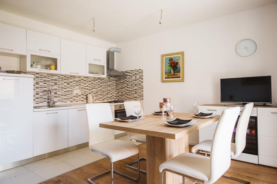 TV and multimedia, Kitchen or kitchenette, Dining area, oven