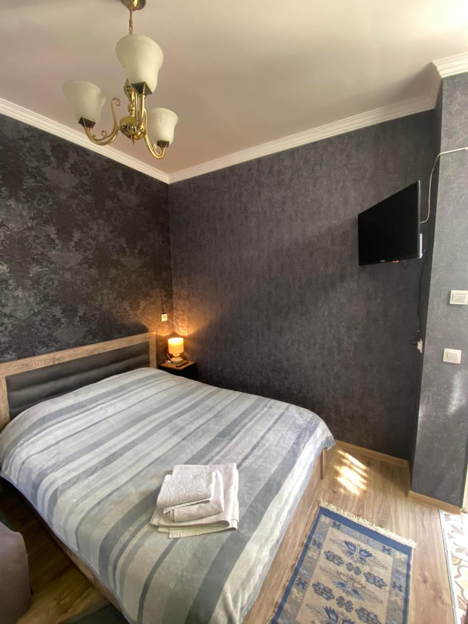 Bed, TV and multimedia, Photo of the whole room, Bedroom, towels