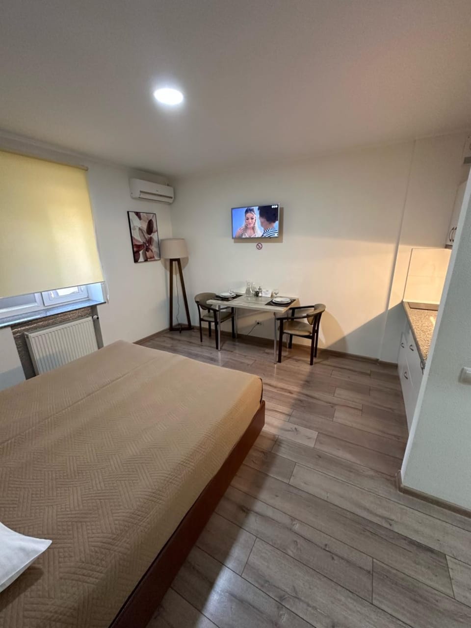 Photo of the whole room, Dining area
