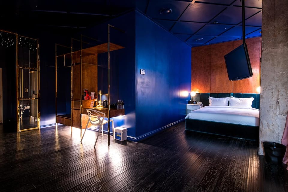 Photo of the whole room, Bedroom