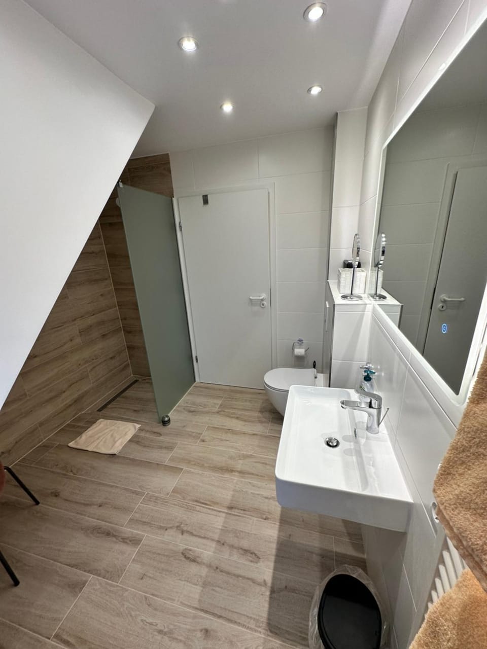 Zwei Ferienwohnungen Anker max 5 Personen & Leuchtturm max 4 Personen, direkt in Steinhude Scheunenviertel, Balkon, WLAN , Privater Parkplatz, Wallbox Apartment in Wunstorf