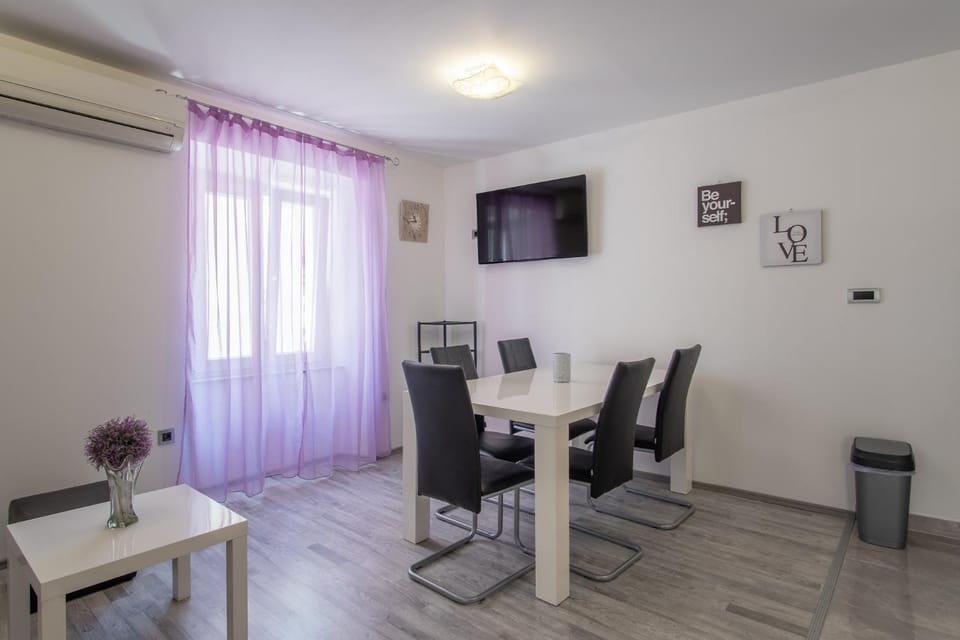 TV and multimedia, Seating area, Dining area
