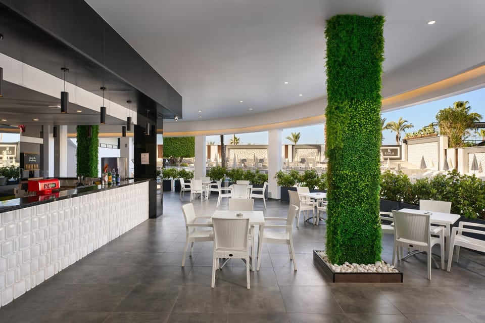 Lounge or bar, Seating area, Pool view, Alcoholic drinks, Non alcoholic drinks