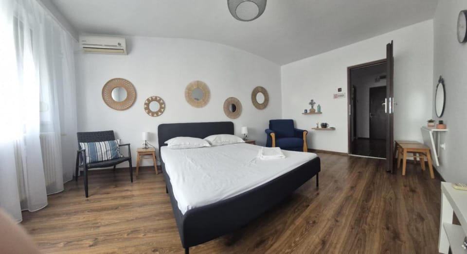 Bed, Seating area