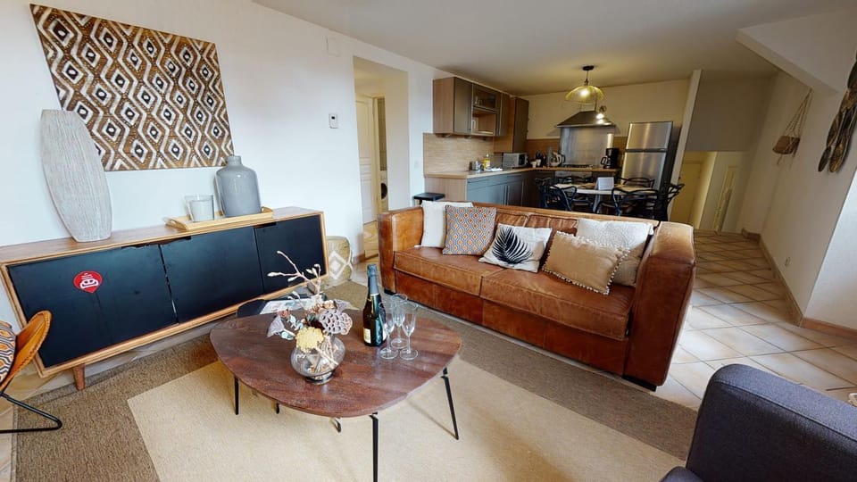 Kitchen or kitchenette, Living room, Seating area, Dining area