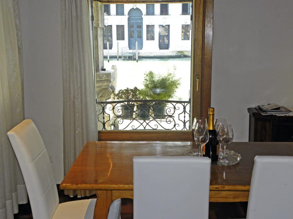 Dining area, Landmark view