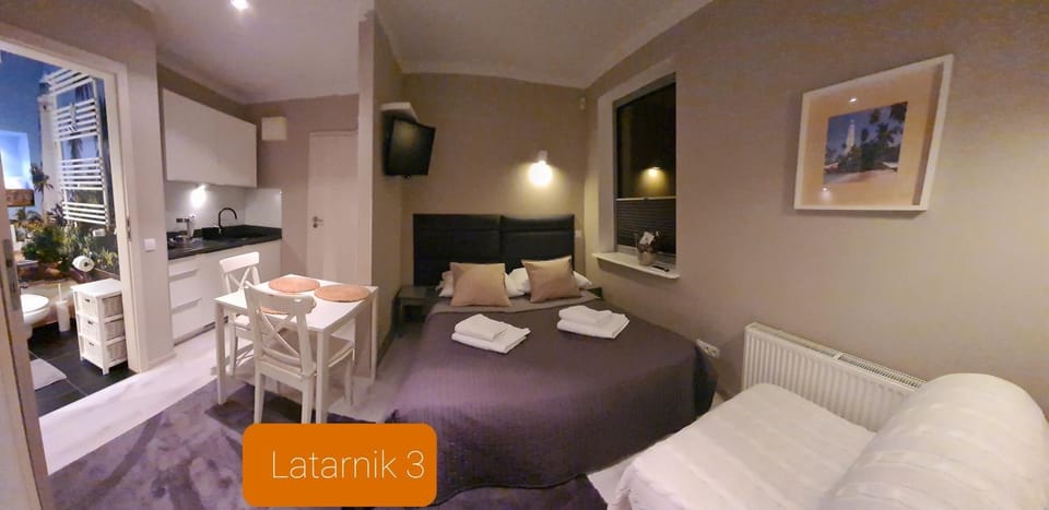 Bed, TV and multimedia, Kitchen or kitchenette, Photo of the whole room, Seating area