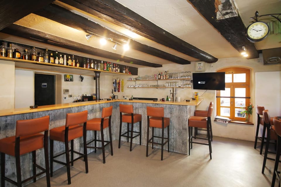 Restaurant/places to eat, Lounge or bar, Food and drinks, Alcoholic drinks, Non alcoholic drinks