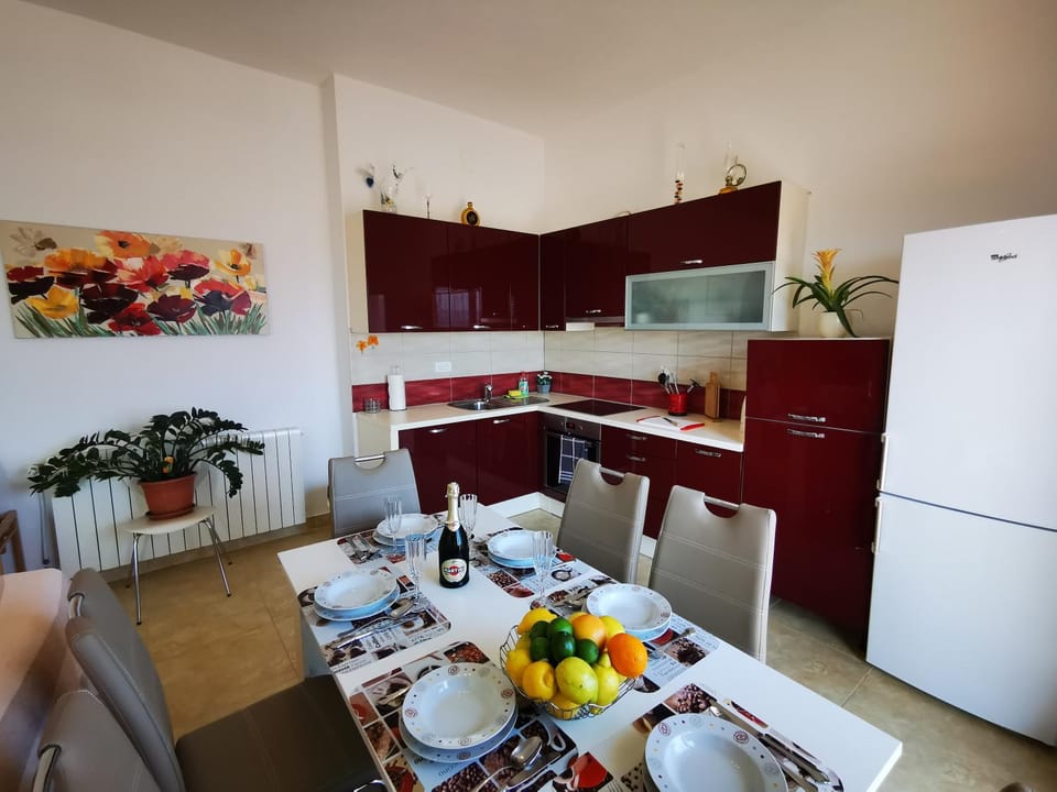 Kitchen or kitchenette, Food and drinks, Dining area, Communal kitchen, Food