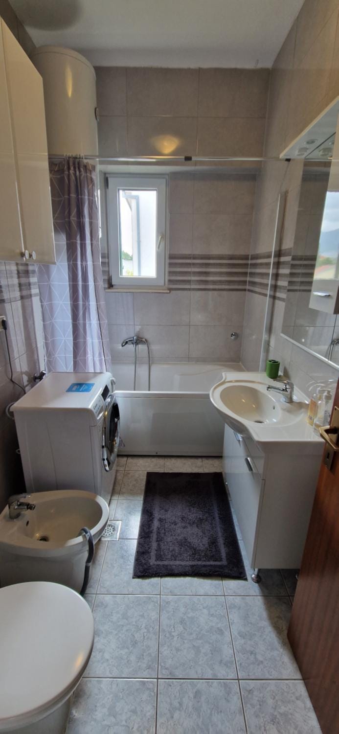 Shower, Toilet, Bathroom, Bath, towels