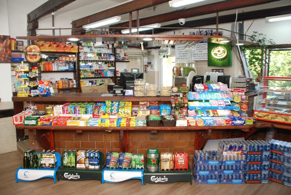 Restaurant/places to eat, Supermarket/grocery shop
