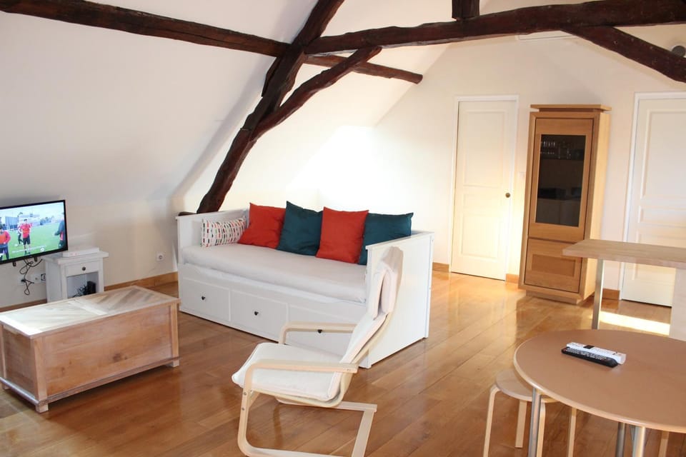 Bed, Living room, Dining area, Bedroom