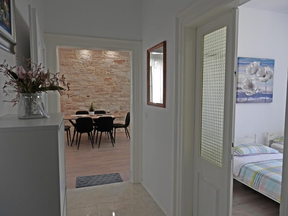 Bed, Dining area, Bedroom