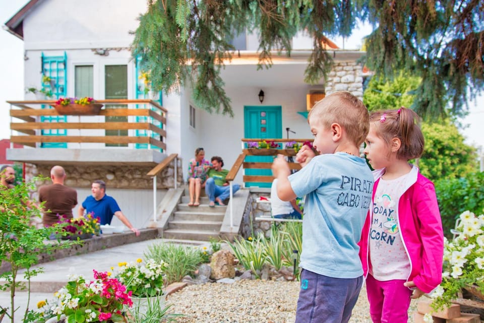 Property building, Facade/entrance, People, BBQ facilities, BBQ facilities, Garden, Garden, Balcony/Terrace, Balcony/Terrace, Guests, Garden view, Area and facilities, children, group of guests