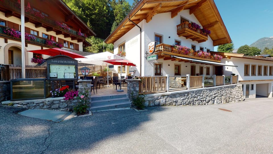 Property building, Restaurant/places to eat