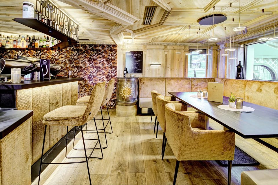 Restaurant/places to eat, Seating area