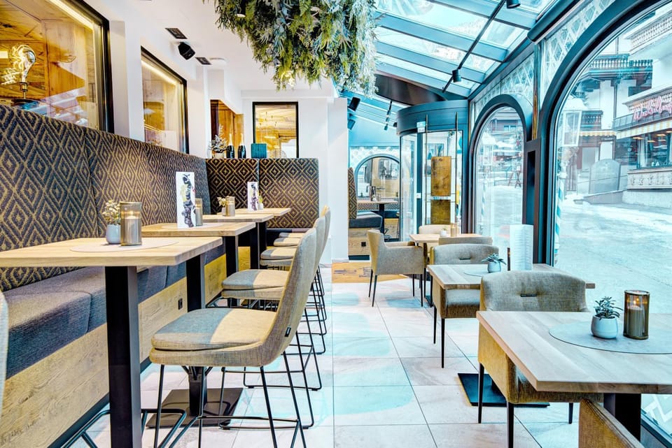Restaurant/places to eat, Seating area