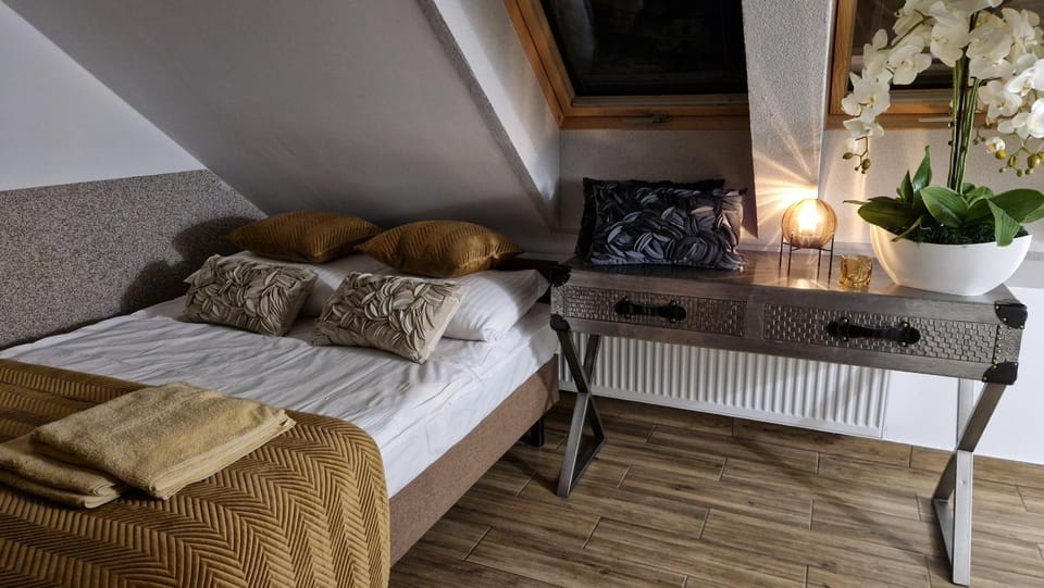 Bed, Photo of the whole room, Bedroom, towels