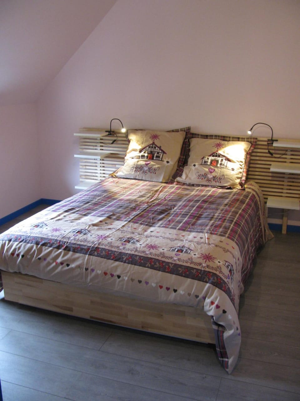 Bed, Photo of the whole room
