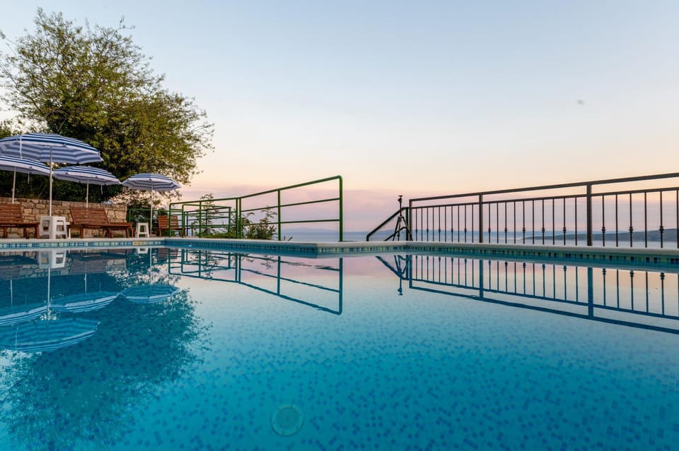 Pool view, Swimming pool, sunbed
