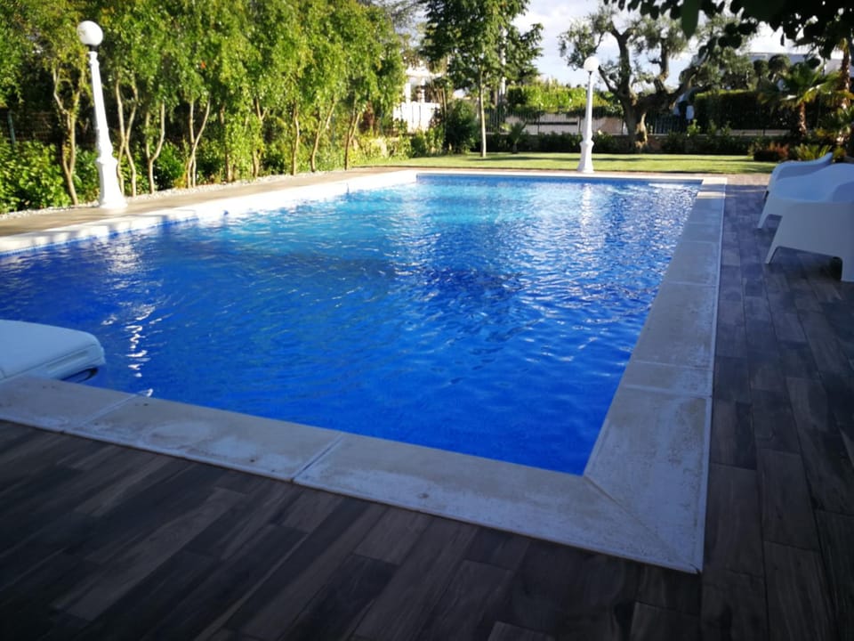 Swimming pool