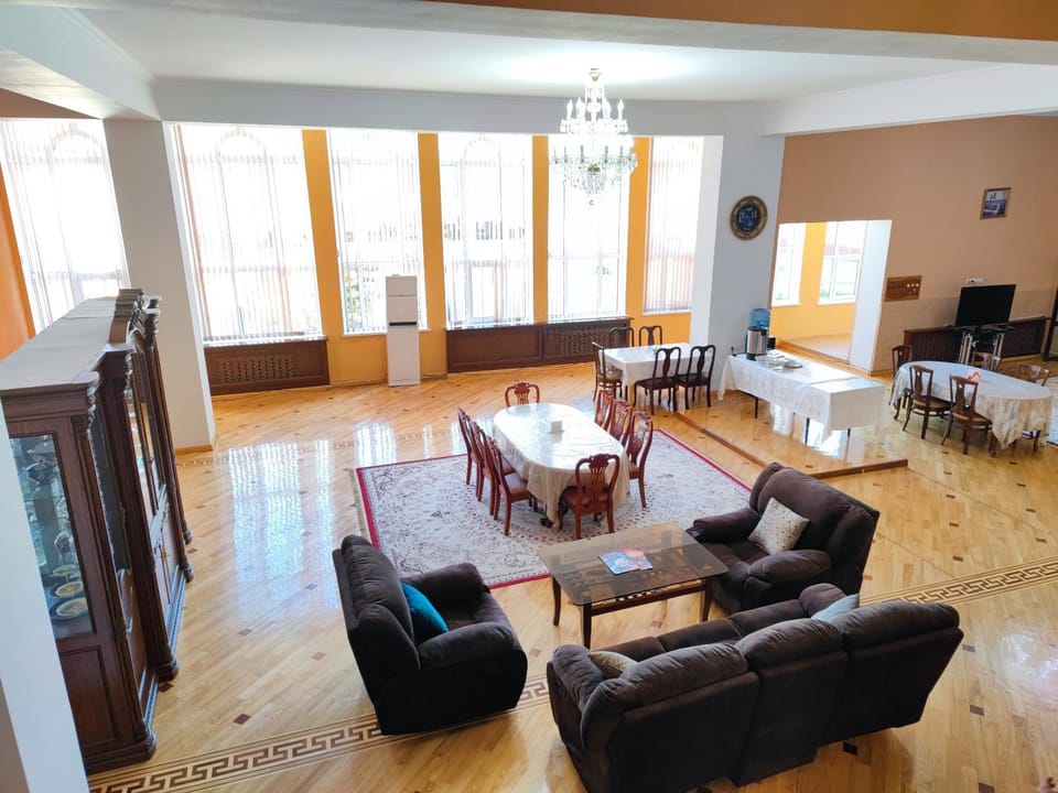 TV and multimedia, Living room, Seating area, Dining area