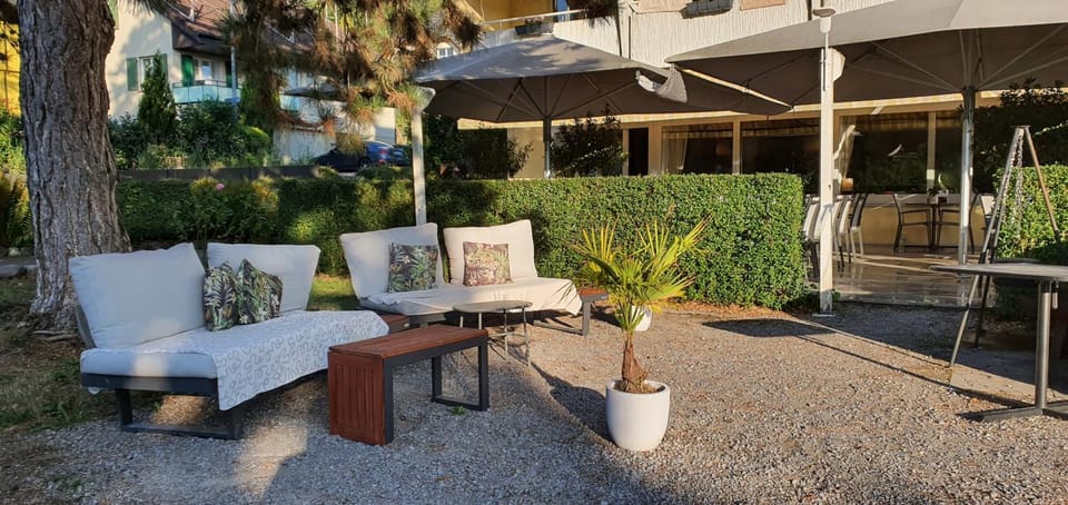 Spring, Seating area