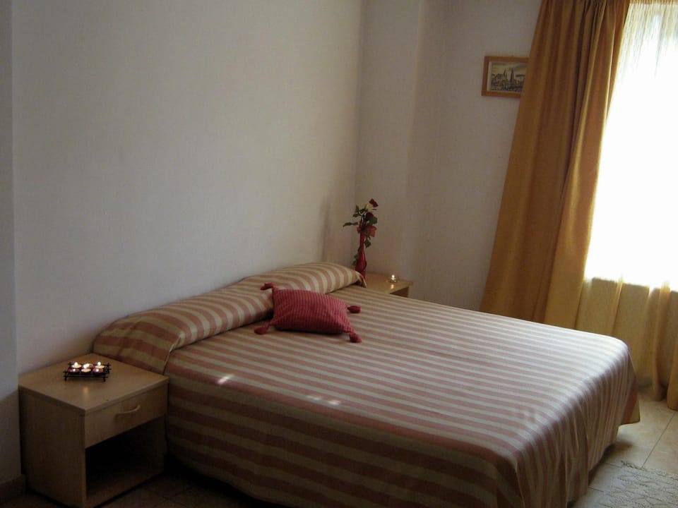 Day, Photo of the whole room, Bedroom