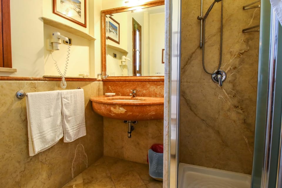 Shower, Bathroom, towels