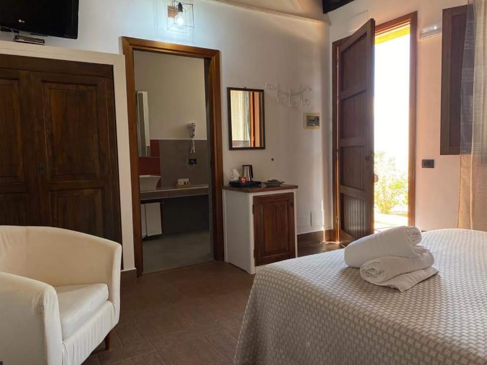 Bed, TV and multimedia, Photo of the whole room, Bedroom, Quiet street view, hair dresser, towels, wardrobe