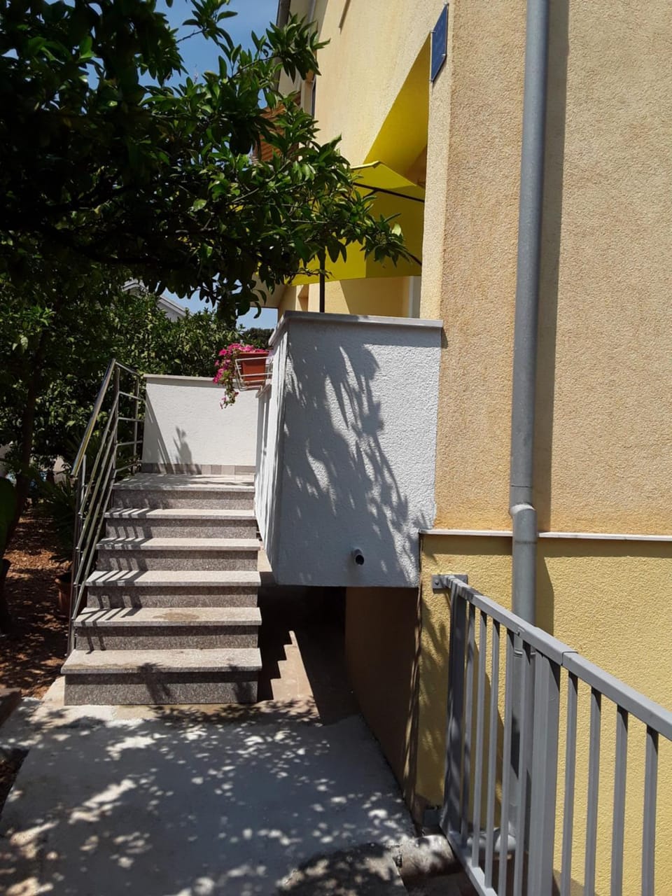 Facade/entrance, Balcony/Terrace