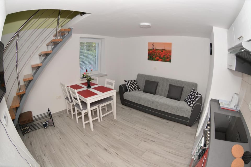 Coffee/tea facilities, Kitchen or kitchenette, Living room, Dining area