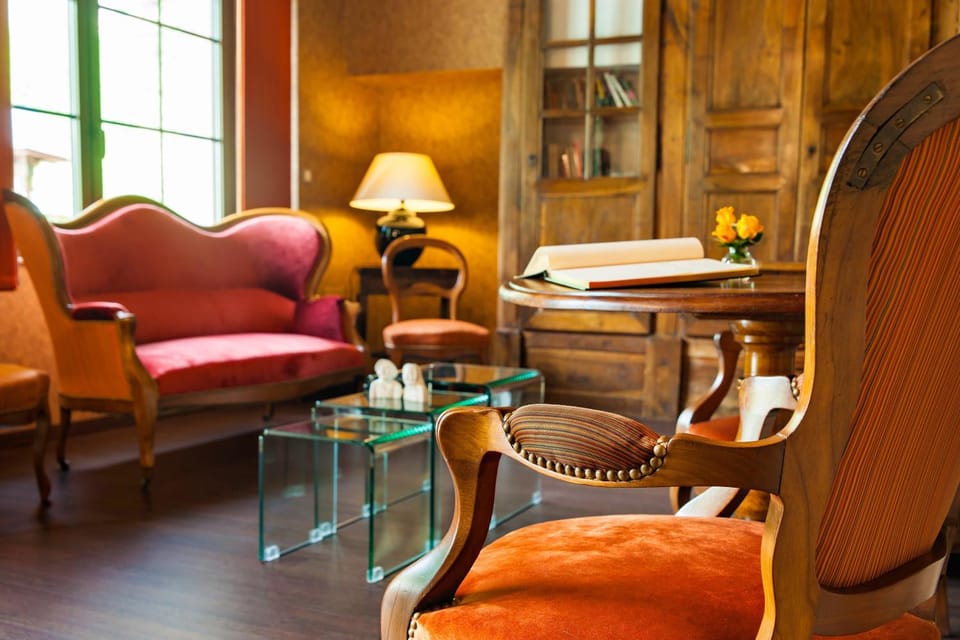 Day, Living room, Seating area