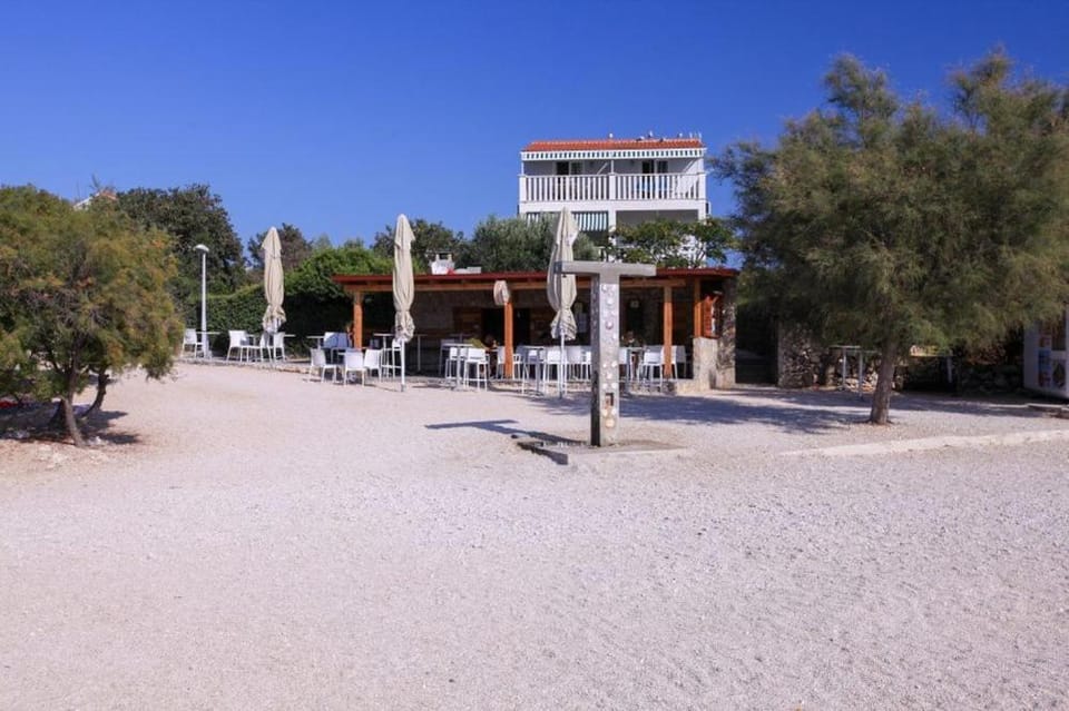 Shower, Property building, Lounge or bar, Beach