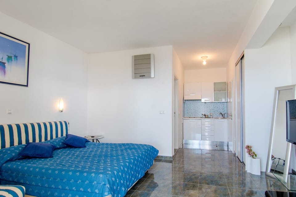 Bed, Kitchen or kitchenette