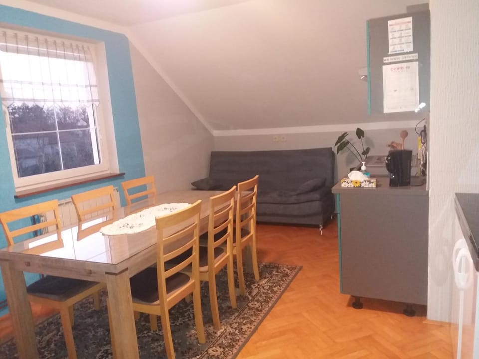 Kitchen or kitchenette, Living room, Seating area, Dining area