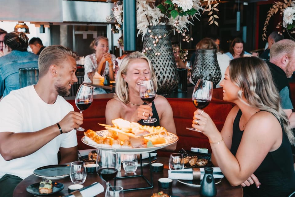 Restaurant/places to eat, Food and drinks, Guests, Dinner