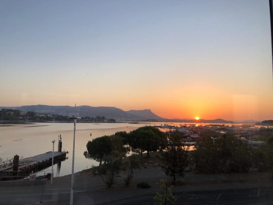 Studio Bord de Mer et VUE sur MER WIFI OFFERT Apartment in La Seyne-sur-Mer