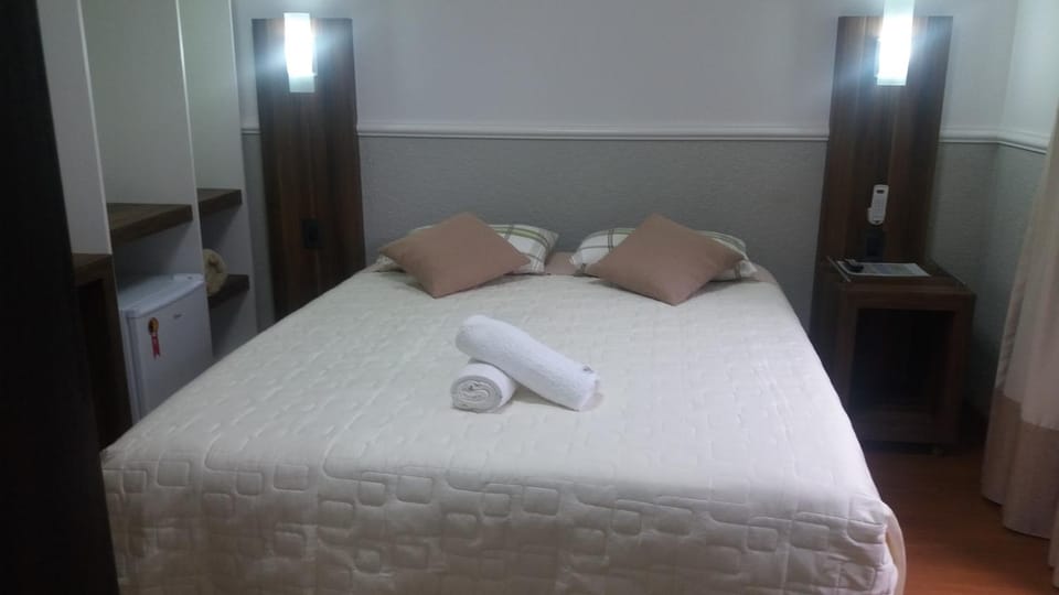 Bed, Photo of the whole room, Decorative detail, Bedroom