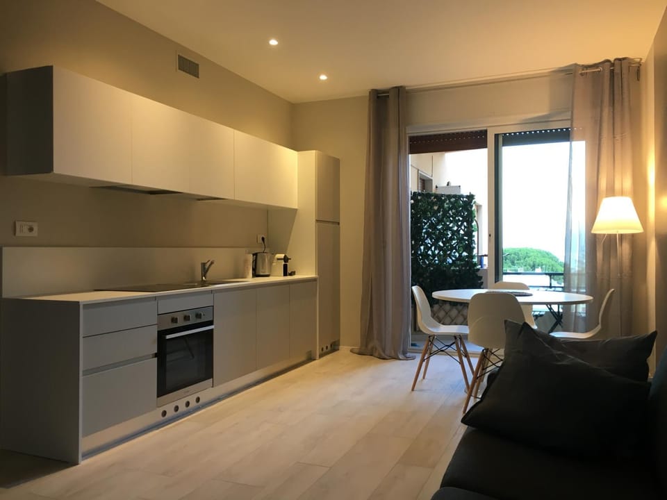 Kitchen or kitchenette, Living room, Seating area, Dining area