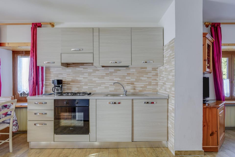 Kitchen or kitchenette, Living room