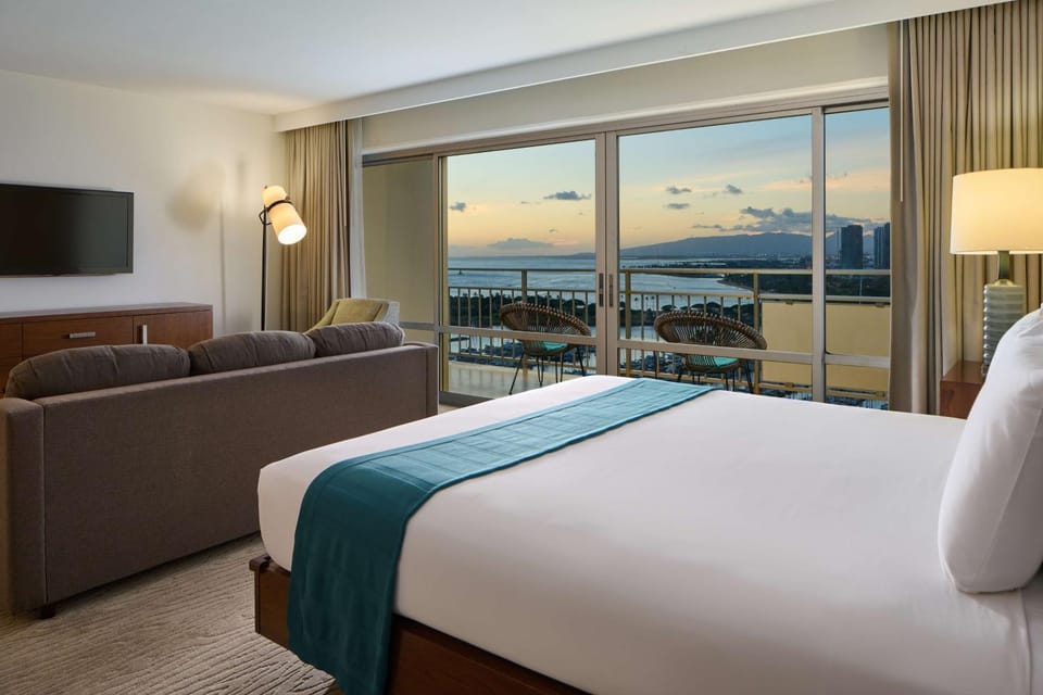 Bed, TV and multimedia, View (from property/room), Balcony/Terrace, Seating area, Bedroom, Sunset