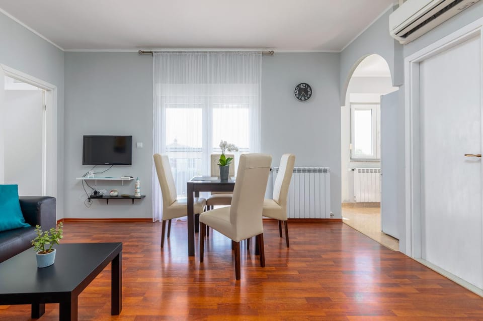 TV and multimedia, Living room, Seating area, Dining area