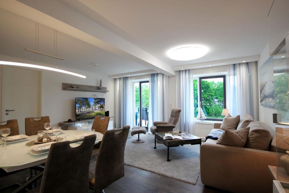 TV and multimedia, Balcony/Terrace, Living room, Seating area, Dining area