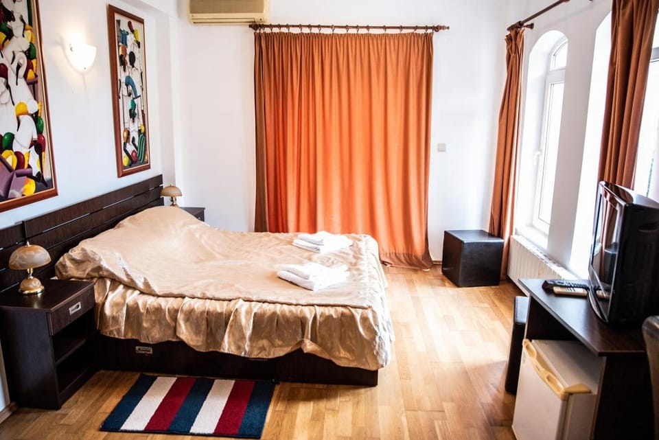 Bed, TV and multimedia, Living room, Photo of the whole room, Bedroom