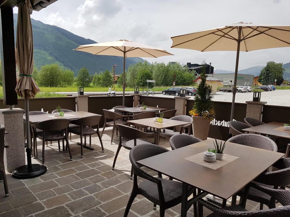 Restaurant/places to eat, Balcony/Terrace