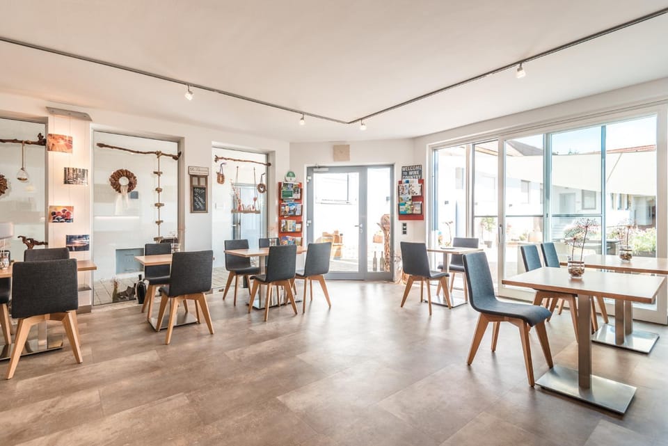 Restaurant/places to eat, Food and drinks, Dining area