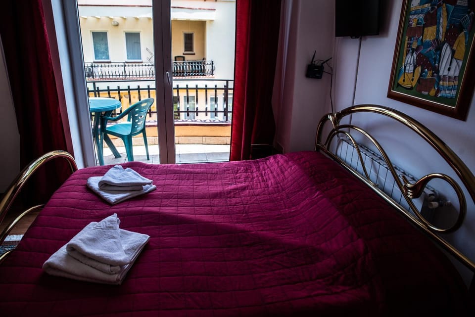 Bed, TV and multimedia, Balcony/Terrace, Photo of the whole room, Bedroom, towels