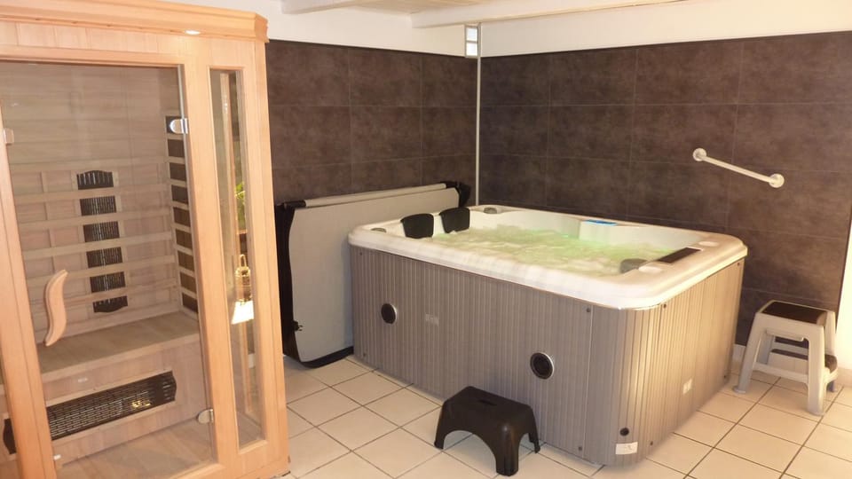 Hot Tub, Hot Tub, Massage, Bathroom, Spa and wellness centre/facilities, Internal: Not applicable to any particular room