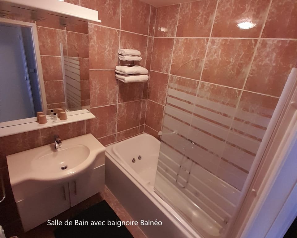 Shower, Bathroom, Bath, towels